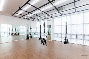 미니멀 화이트 플라잉요가 전문 스튜디오